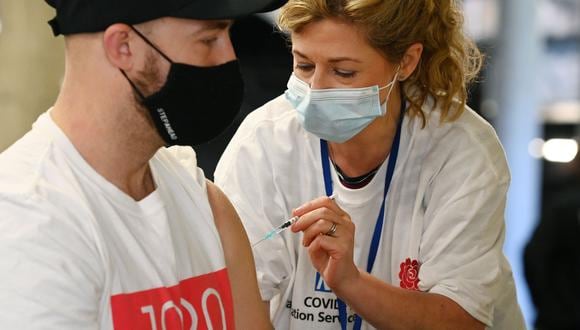 Un joven recibiendo la vacuna contra el coroanvirus en el estadio de rugby Twickenham de Londres. (Foto: EFE)