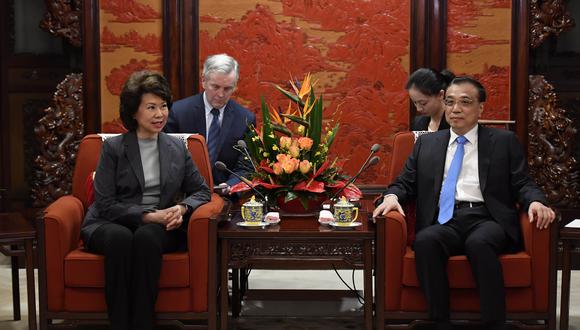 El primer ministro chino, Li Keqiang, habla durante una reunión con la Secretaria de Transporte de EE.UU., Elaine Chao, en el Zhongnanhai Leadership Compound en Pekín. (REUTERS)