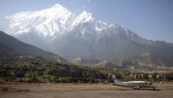 Esta fotografía tomada el 25 de abril de 2012 muestra un avión ligero de pasajeros en el aeropuerto Jomsom del norte de Nepal. (FOTO AFP/MENAHEM KAHANA).