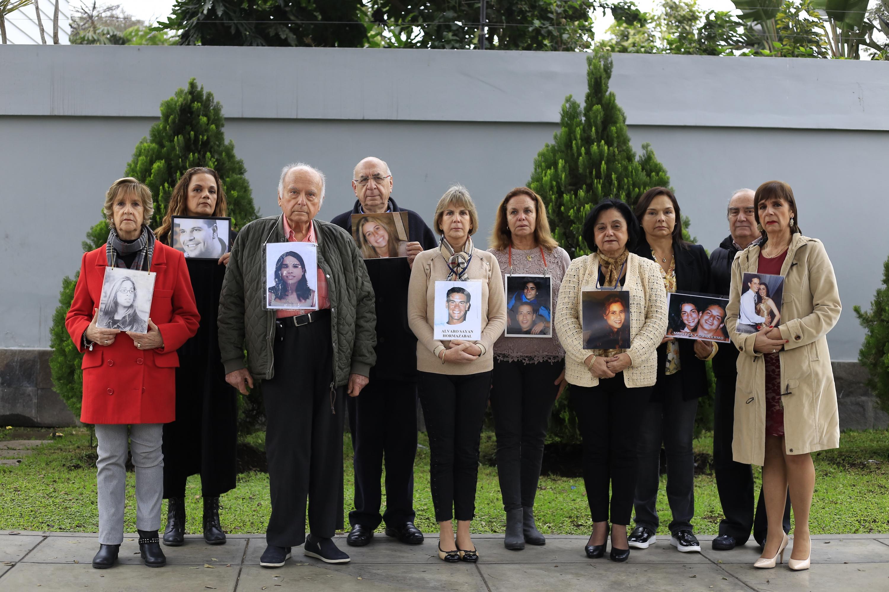 Catorce padres de las 29 víctimas de Utopía han muerto esperando que se atrape y encarcele a los dueños de la discoteca. En la foto, diez de los padres que siguen en pie de lucha. (Foto: Jessica Vicente).