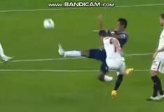 Renato Tapia intentó evitar el gol de Sevilla, pero el balón impactó en su pierna y terminó en su propio arco | VIDEO