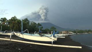 Aeropuerto de Bali cerrado por segundo día a causa del volcán Agung