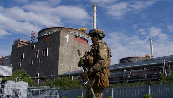 En esta foto de archivo tomada el 1 de mayo de 2022, un militar ruso patrulla el territorio de la central nuclear de Zaporizhzhia en Energodar.