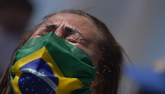 Las muertes por coronavirus en Brasil podrían duplicarse en octubre, según expertos en la materia. En la foto: simpatizantes del presidente brasileño, Jair Bolsonaro, se manifiestan en su apoyo y en solidaridad luego de que el mandatario salió positivo en una prueba de COVID-19. (Foto: EFE)