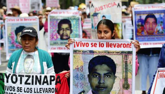 Familiares de los estudiantes de Ayotzinapa participan en una marcha que se realiz&oacute; en Ciudad de M&eacute;xico en el 2015. (AFP).