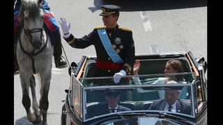 Los reyes Felipe y Letizia, en un descapotable por Madrid