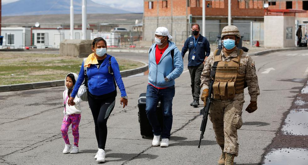 Un soldado escolta a los migrantes venezolanos tras cruzar la frontera en el altiplano entre Bolivia y Chile, en Colchane, 15 de febrero. (Foto: Reuters)
