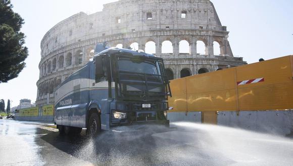 Coronavirus en Italia | Ultimas noticias | Último minuto: reporte de infectados y muertos sábado 4 de abril del 2020 | Covid-19 | Un carro de la policía desinfecta los alrededores del Coliseo de Roma. (EFE/EPA/CLAUDIO PERI).