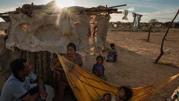 Diseida Atensio, quien es venezolana, descansa con su familia en un campamento ubicado en un territorio en disputa. Foto: (Adriana Loureiro Fernández para The New York Times).