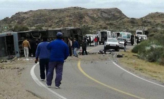 25 de junio.- 15 muertos tras el vuelco de un autobús en una carretera de la provincia argentina de Mendoza. (Foto: Captura)