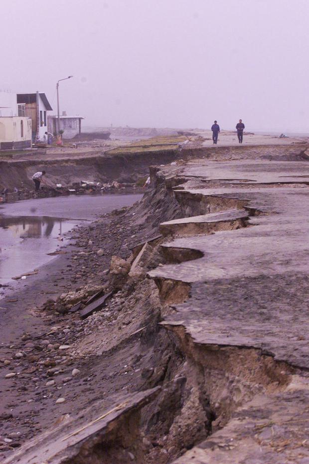 Camaná, 24 de junio de 2001. Carretera costanera que atraviesa los balnearios de Camaná, luego del tremendo maretazo que siguió al sismo. (Foto: GEC Archivo/ Manuel García-Miró)
