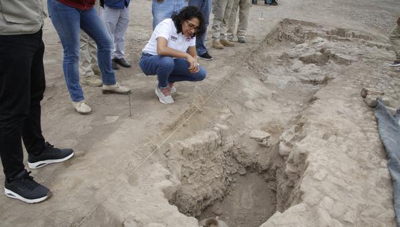 Los  arqueólogos Mirella Ganoza (descubridora del sepulcro) y Frank Baquerizose indicaron que trata de una tumba de tipo fosa de planta circular. (Foto: Difusión)