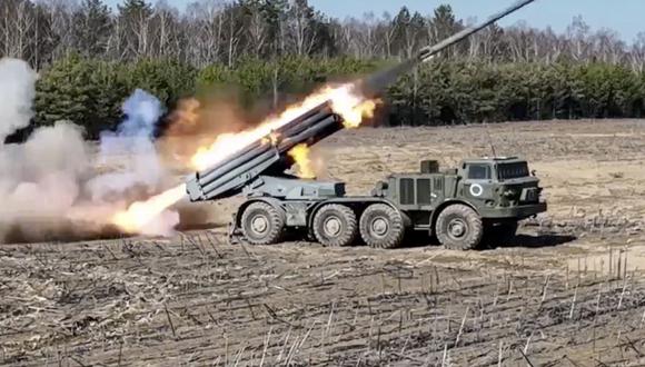 Un sistema de cohetes de lanzamiento múltiple del ejército ruso, el viernes en una zona indeterminada de Ucrania.(Russian Defense Ministry Press Service photo via AP).