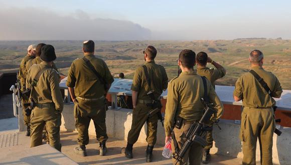 Soldados israelíes observan cómo se eleva humo desde la Franja de Gaza, en la frontera de Gaza en el sur de Israel, el 18 de diciembre de 2023 | Foto: EFE/EPA/ABIR SULTAN