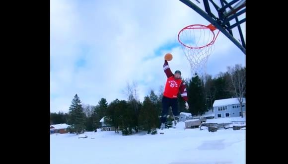 Con una camiseta de la NBA: increíble canasta en la nieve se ha convertido en un reto viral en redes sociales | VIDEO