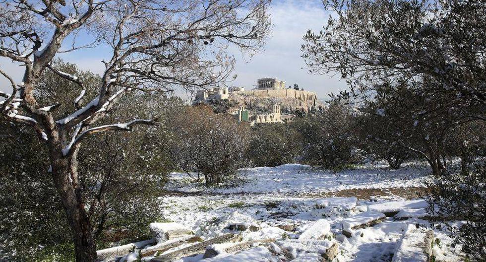 Los ciudadanos de Atenas no ve&iacute;an nevar de esta manera desde 2008 y ahora las carreteras est&aacute;n interrumpidas. (Foto: EFE)