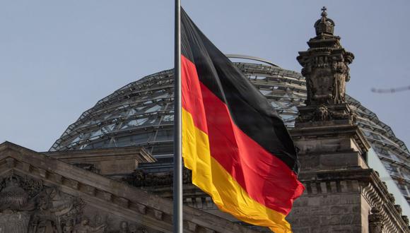 La bandera de Alemania ondea fuera del Reichstag, el edificio que alberga el Bundestag. (Foto: AFP).