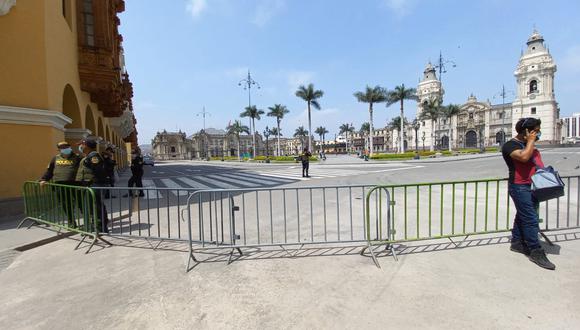 Las monumental Plaza de Armas de Lima -por ahora- es intransitable. (Foto: Trini Valderrama)