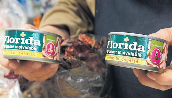 El Comercio detectó esta semana que los enlatados de trozos de caballa de la marca Florida se siguen vendiendo en Lima. Esta fotografía se tomó el lunes en el mercado Lobatón, en Lince. (Anthony Niño de Guzmán / El Comercio)