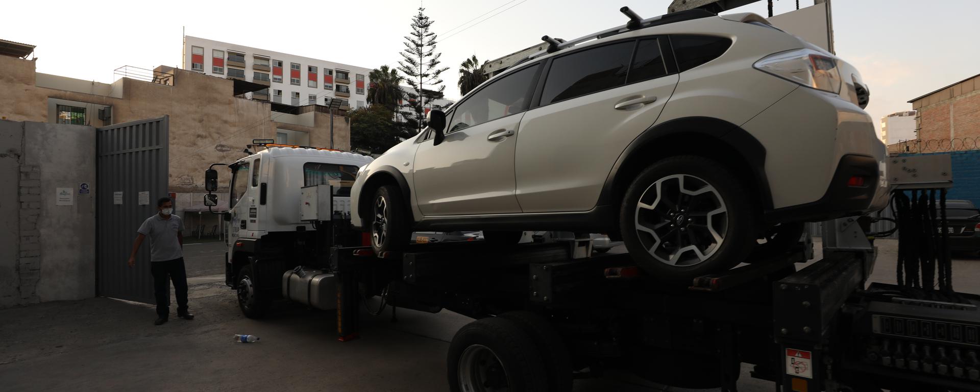 Miraflores: todo sobre el perverso “incentivo” de las grúas para remolcar tantos autos estacionados