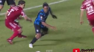 YouTube: Ronaldinho zafó de rival con fenomenal huacha (VIDEO)