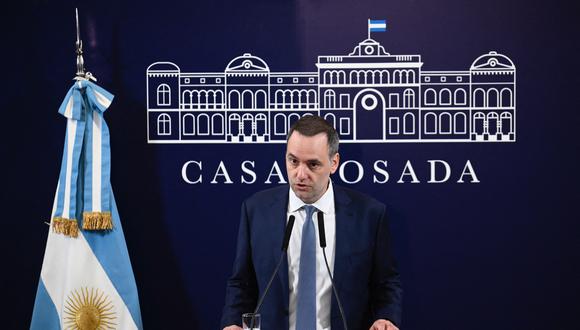 El portavoz presidencial de Argentina, Manuel Adorni, ofrece una conferencia de prensa en la Casa Rosada en Buenos Aires el 11 de diciembre de 2023. (Foto de Luis ROBAYO/AFP).