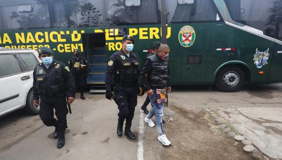 Los detenidos de la fiesta fueron trasladados a la Depincri de Los Olivos, donde pasaron por la prueba de descarte. Resultado: 15 de los 22 detenidos tenían COVID-19.(Foto: Gonzalo Córdova)
