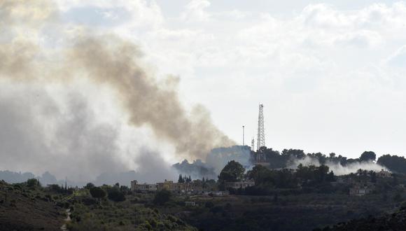 La violencia en la frontera entre el Líbano e Israel se reanudó hoy con nuevos ataques del grupo chiita libanés Hezbolá contra cinco lugares del Estado judío, que ha respondido con artillería contra el territorio libanés mientras siguen los contactos para evitar una escalada. EFE/EPA/WAEL HAMZEH