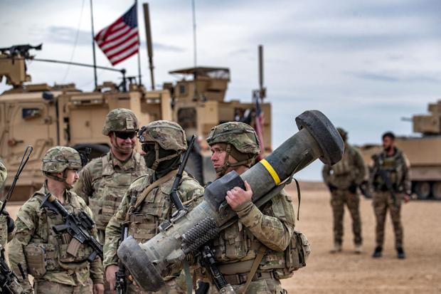 A US soldier carries a Javelin surface-to-air missile launcher during a joint exercise between the Syrian Democratic Forces (SDF) and the US-led international coalition against the Islamic State group.  (Delil souleiman / AFP).