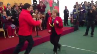 Michelle Bachelet la rompe bailando una salsa de Celia Cruz