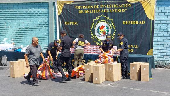 Incautan más 300 mil cigarrillos ilegales camuflados en cargamento de soya en Lima.