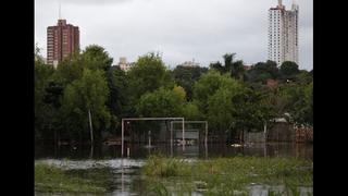 El barrio más humilde de Paraguay se hunde bajo el río