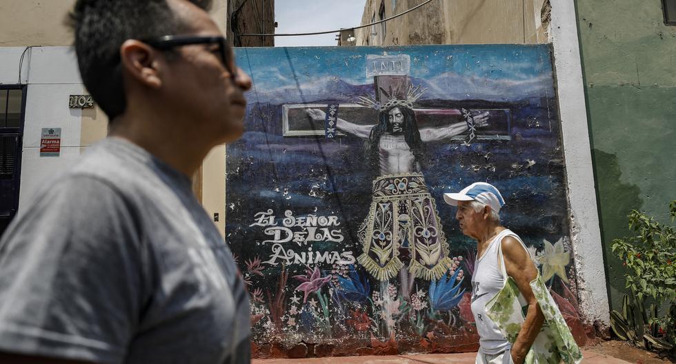 Retrato al mural del Señor de las Animas, en esquina de Jr. Ayacucho con Jr. Echenique, en Magdalena. El mural está pintado en la pared de un conjunto habitacional color verde. A una cuadra de la Huaca Huantile. fotos: joel alonzo