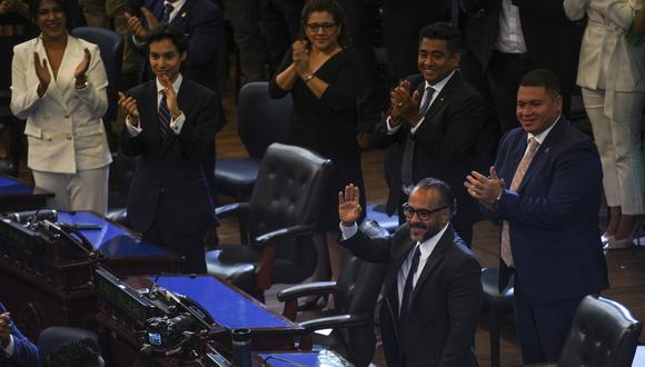 El diputado Ernesto Castro (der) saluda después de ser elegido presidente del Congreso de El Salvador durante la sesión inaugural de la Asamblea Legislativa para el período 2024-2027. (Foto de Camilo FREEDMAN/AFP).
