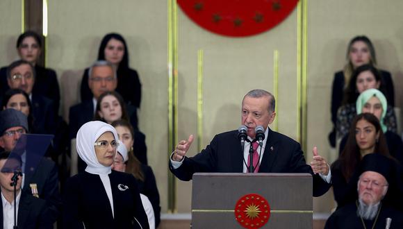 presidente de Turquía, Recep Tayyip Erdogan (centro), flanqueado por su esposa Emine Erdogan, pronunciando un discurso durante su ceremonia de inauguración en el Complejo Presidencial en Ankara. (Foto de Folleto / Oficina de prensa de la República de Turquía / AFP)