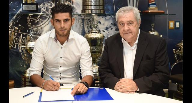 Carlos Zambrano firmando su contrato como nuevo jugador de Boca Juniors. (Foto: Twitter Boca Juniors)