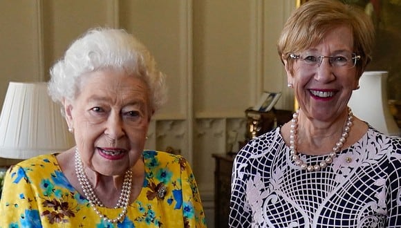 La reina Isabel II del Reino Unido junto a la  gobernadora de Nueva Gales del Sur, Margaret Beazley. (Foto: AFP)