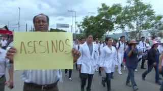 Maestros marcharon en Oaxaca tras violencia que dejó 10 muertos