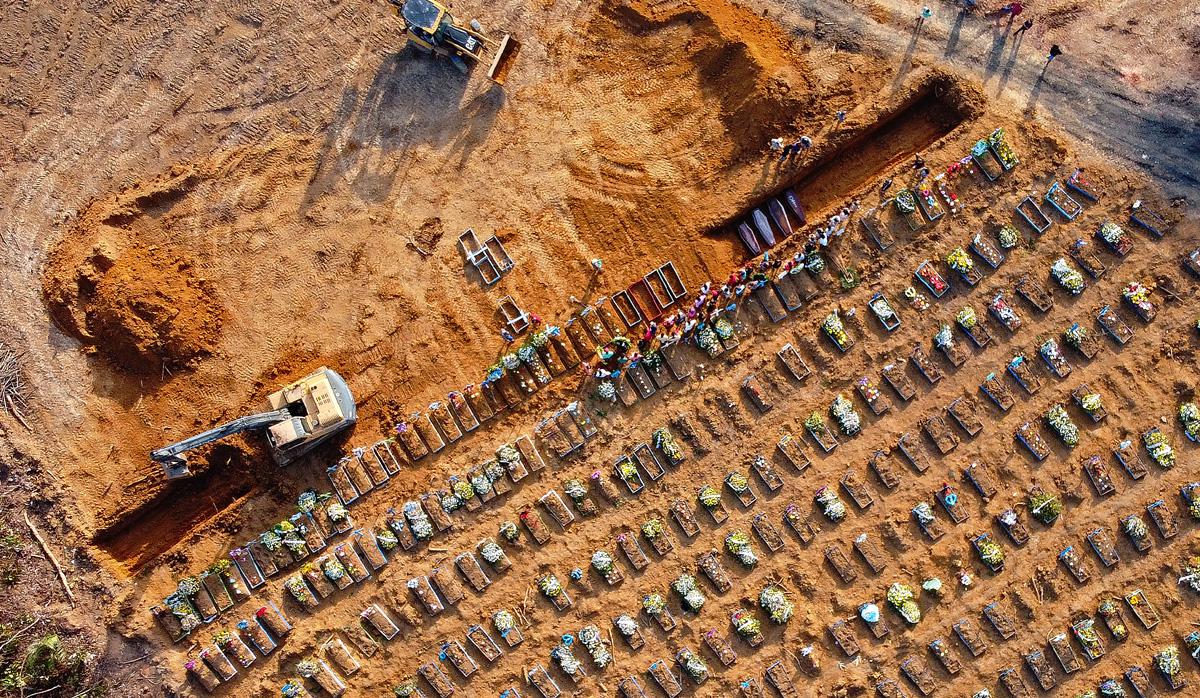 Vista aérea de ataúdes enterrados en un área donde se han cavado nuevas tumbas en el cementerio Parque Taruma, durante la pandemia de coronavirus COVID-19 en Manaos, estado de Amazonas, Brasil. (Foto: AFP/Michael Dantas)