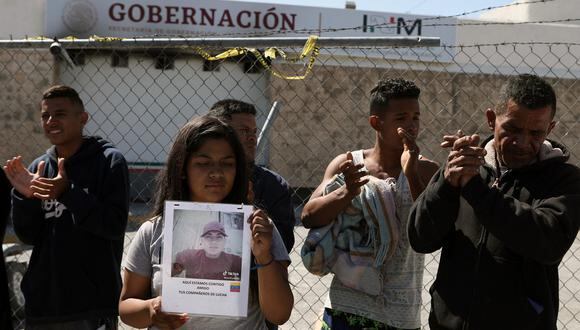 Migrantes recuerdan a los 40 migrantes que murieron el 27 de marzo de 2023 durante un incendio en un centro de detención migratoria del INM en Ciudad Juárez, estado de Chihuahua, México, el 27 de abril de 2023. (Foto de HERIKA MARTINEZ / AE / AFP)