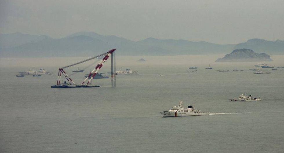 Decenas de barcos participan en las operaciones de rescate. (Foto: US Pacific Fleet)