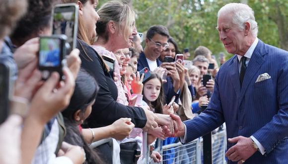 El rey Carlos III de Gran Bretaña saluda a los simpatizantes cuando regresa a Clarence House desde el Palacio de Buckingham en Londres, el 10 de septiembre de 2022. (Jonathan Brady / POOL / AFP).