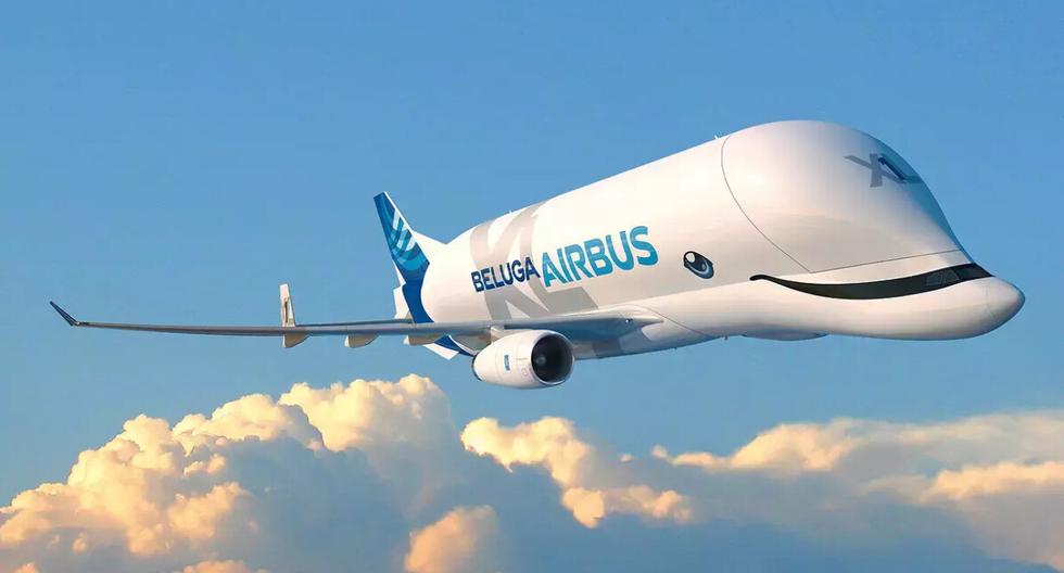 This gigantic whale-shaped plane is capable of transporting parts of other planes