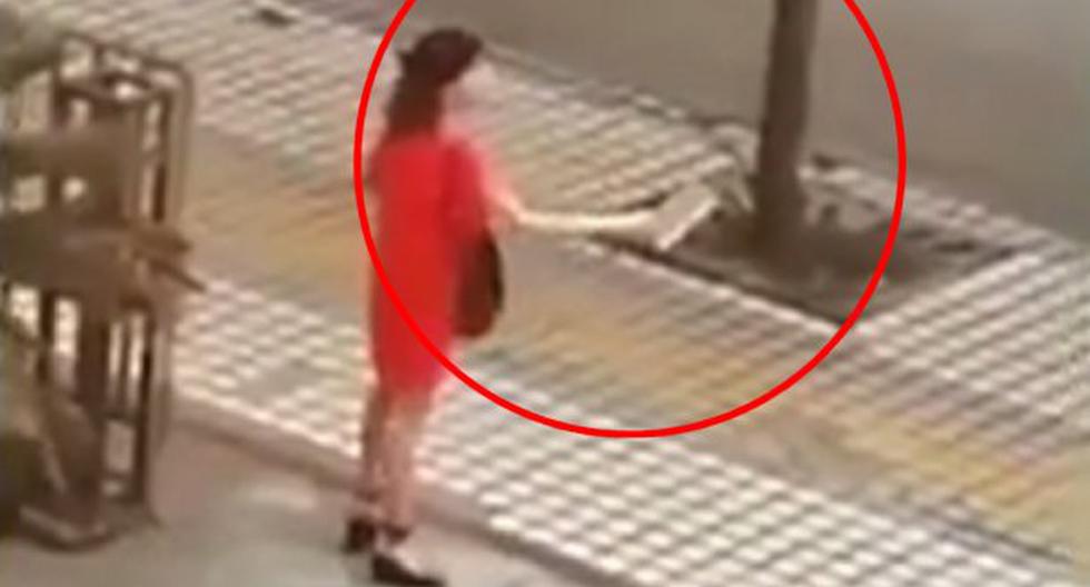 Mujer suicida que empuñaba un cuchillo de carnicero es neutralizada por un hombre en plena calle. (Foto: Captura YouTube)