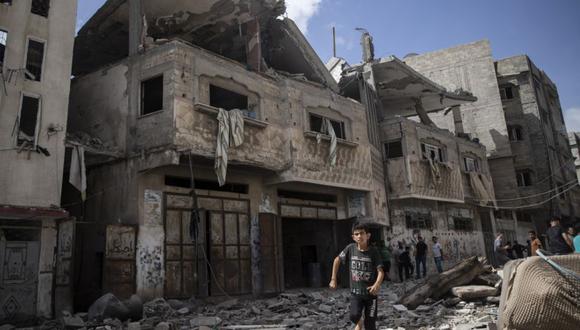 Los palestinos inspeccionan las casas dañadas que fueron alcanzadas en los ataques aéreos israelíes a primera hora de la mañana, en la ciudad de Gaza.  (Foto: AP / Khalil Hamra).