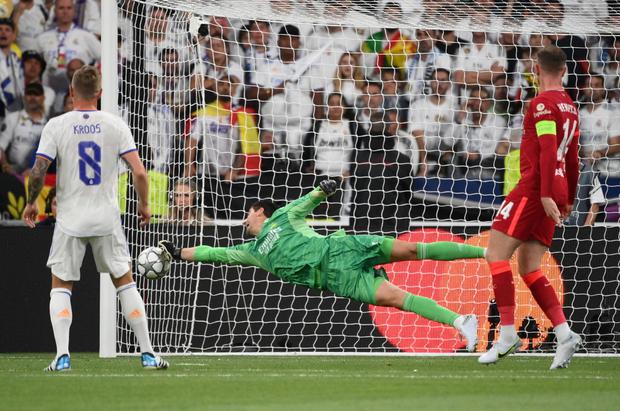 Courtois, the goalkeeper with the stature of a basketball player, extinguished each of the hopes of the English.  He is, as he says, on the right side of history.  PHOTO: AFP. 
