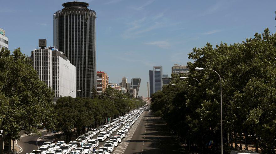 A las 12H00 (10H00 GMT), representantes del sector del taxi se reunirán en Madrid con el ministerio de Fomento para abordar la problemática.  (Foto: Reuters)