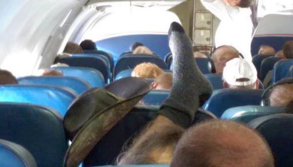 Facebook: los peores hábitos de pasajeros de avión en fotos