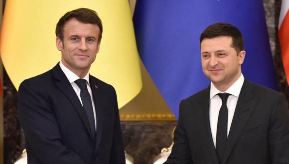 El presidente de Francia Emmanuel Macron y el de Ucrania, Volodymyr Zelensky en Kiev. (Foto: AFP)