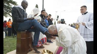 El papa Francisco lava pies de refugiados en Jueves Santo